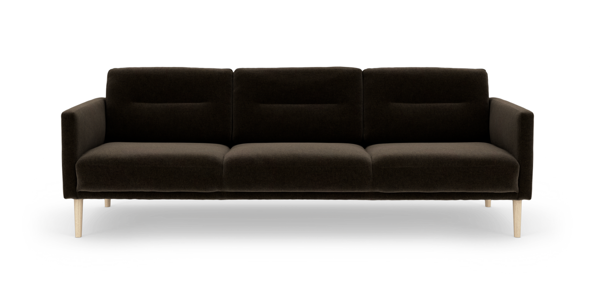 Mørkebrun 3-personers sofa med lige armlæn og lyse træben, frontvisning på hvid baggrund.