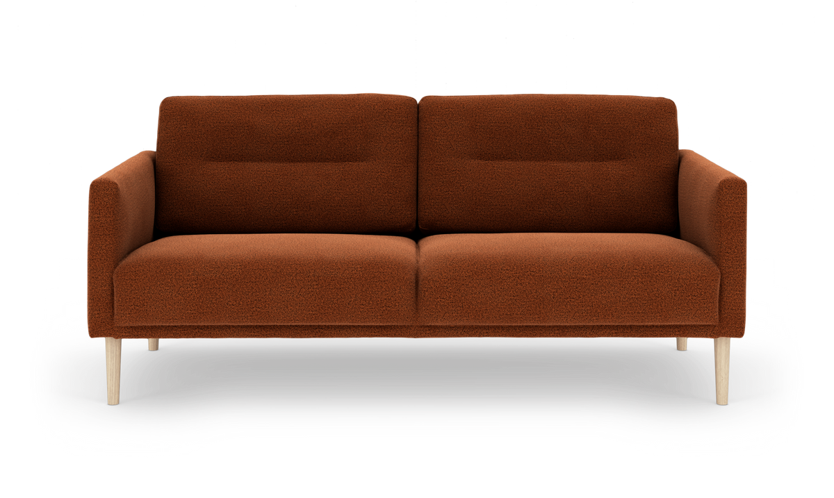 Rustrød bouclé-tosæders sofa med lyse træben, set forfra.