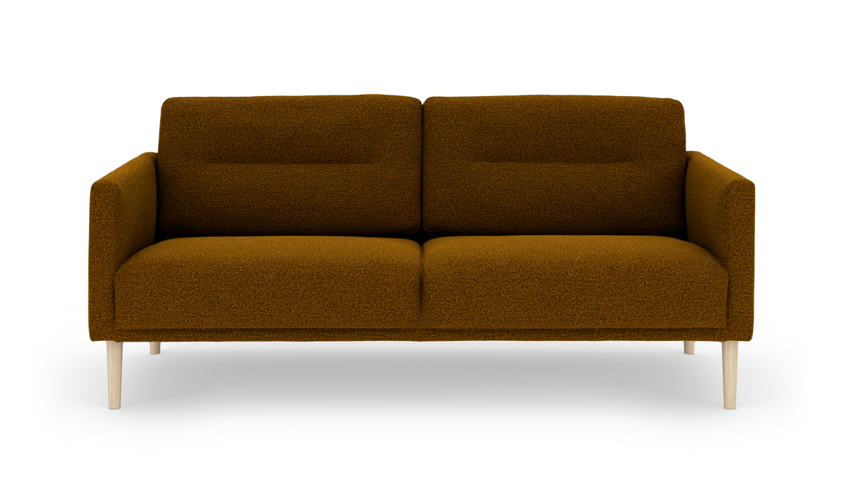 Mustardbrun 2-personers sofa i bouclé-stof med afrundede armlæn og lyse træben, frilagt set forfra.