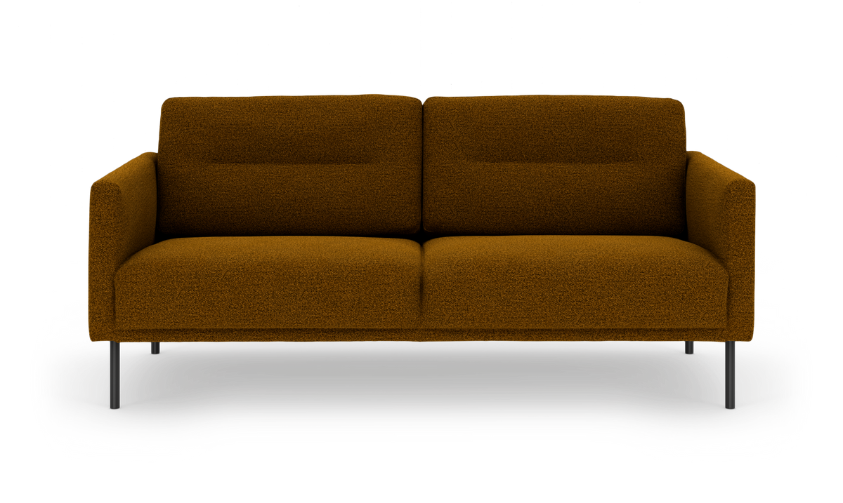 Mørk sennepsbrun 2-personers sofa i blød tekstil med slanke sorte ben, frilagt på hvid baggrund.