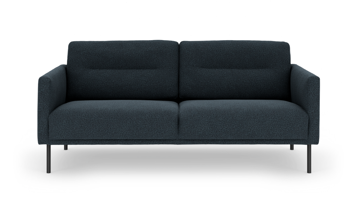 Mørkeblå stofsofa med to sædehynder og slanke sorte ben, fritlagt på hvid baggrund.