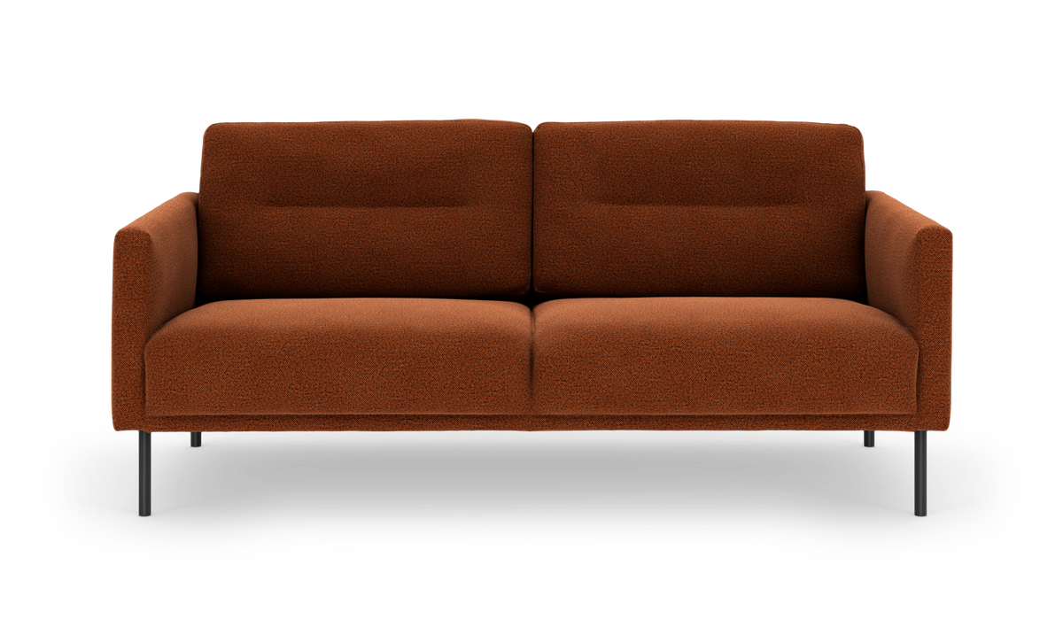 Moderne 2-personers sofa i rustorange tekstil med slanke sorte ben, fritlagt på hvid baggrund.