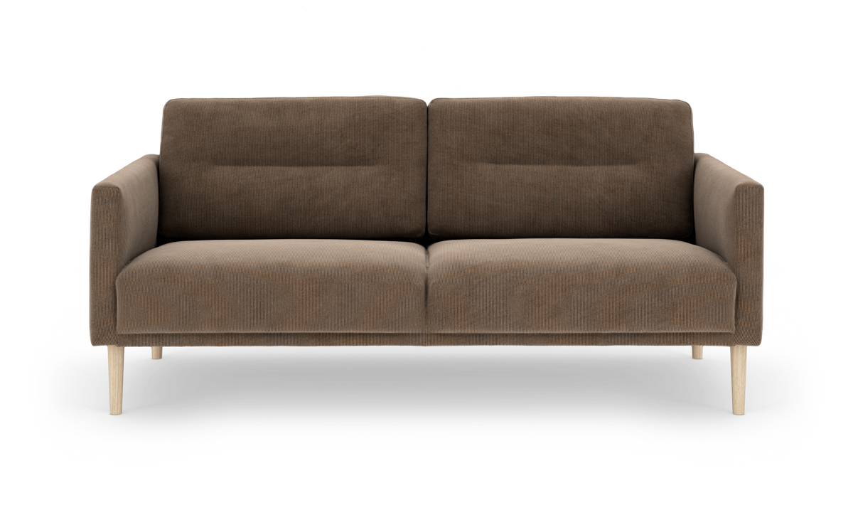 Brun sofa i fløjl med lyse træben, frilagt på hvid baggrund.