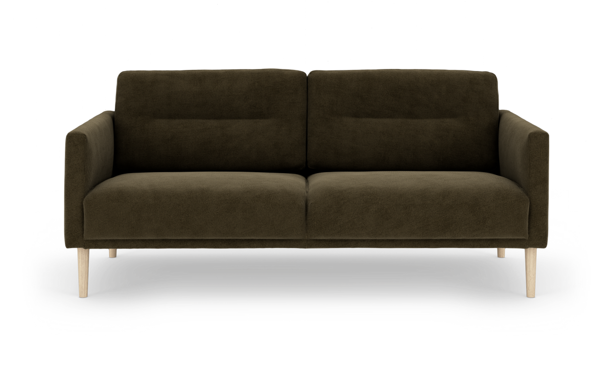Mørke olivengrøn 3-personers sofa i cordfløjl med lyse træben, frilagt på hvid baggrund.