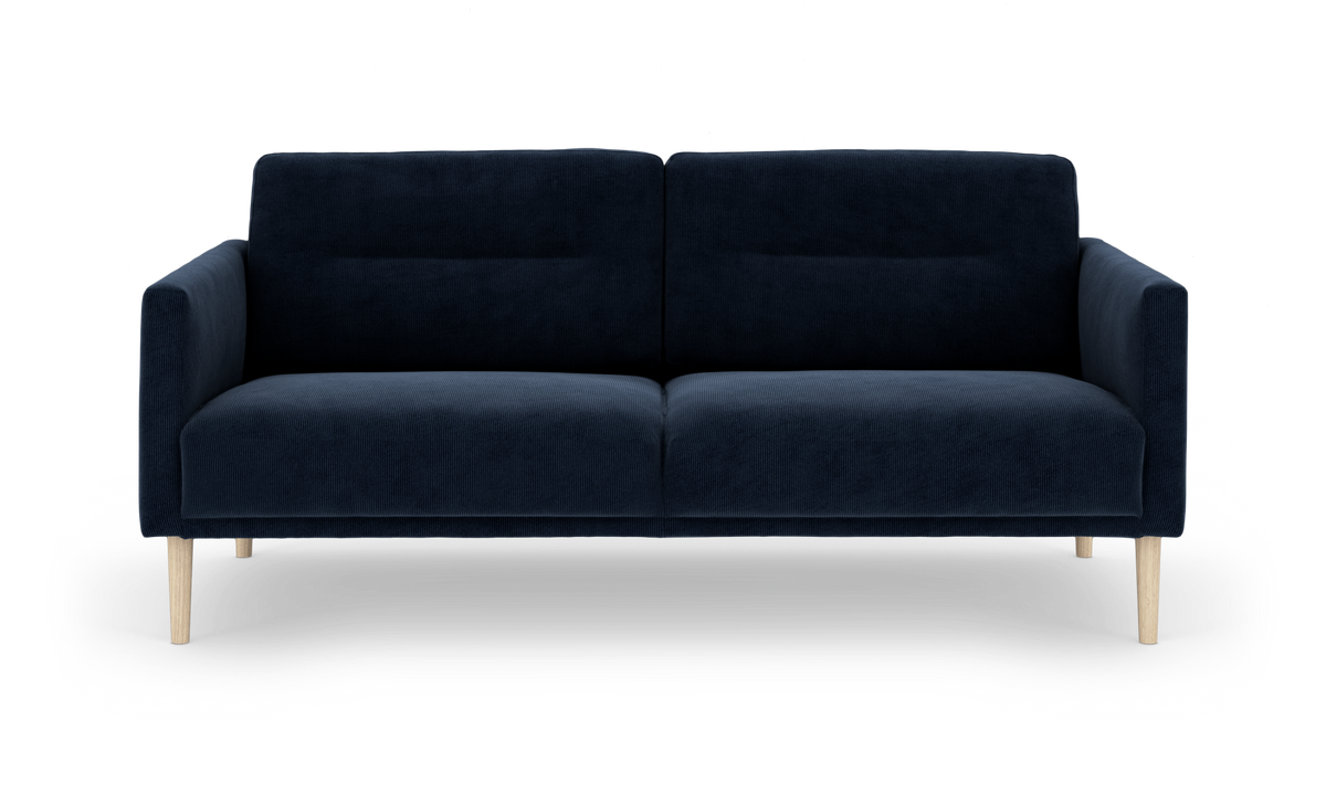 Mørkeblå sofa med to sædehynder og lyse træben, set forfra på hvid baggrund.