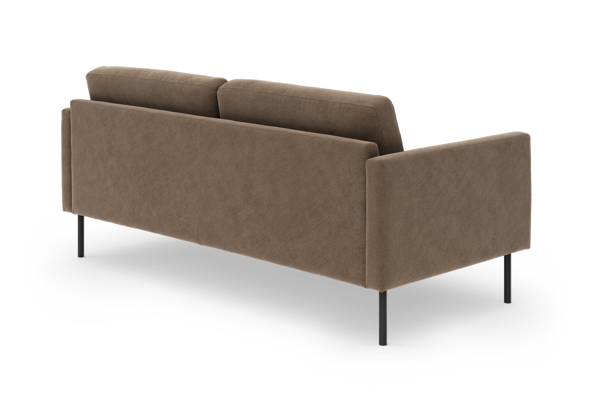 Brun 3-personers sofa i fløjl set bagfra i trekvart, med slanke sorte metalben, frilagt på hvid baggrund.