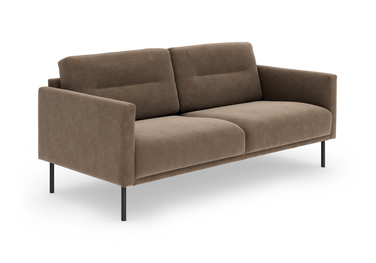 Brun 3-personers sofa med smalle armlæn og sorte metalben.