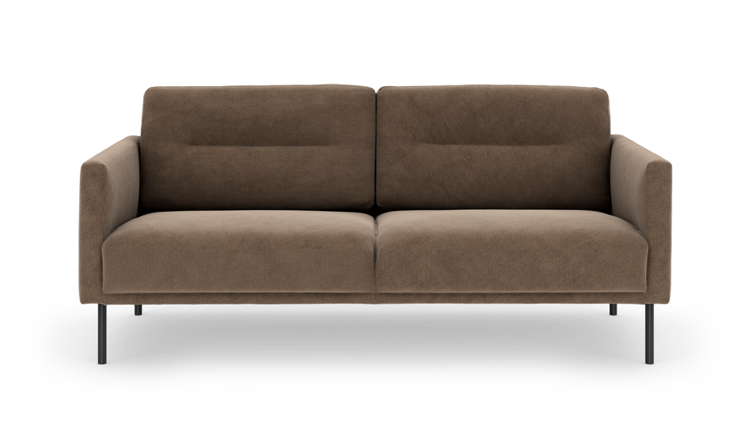 Brun 2-personers sofa med slanke metalben, frilagt frontvisning.