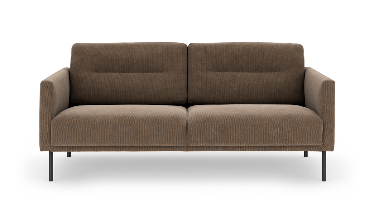 Brun 2-personers sofa med slanke metalben, frilagt frontvisning.