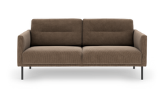 Brun 2-personers sofa med slanke metalben, frilagt frontvisning.