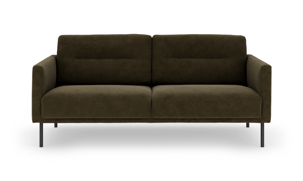 Mørk olivgrøn 2-personers sofa med slanke sorte metalben, frontvisning på hvid baggrund.