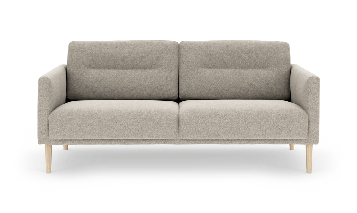 Beige to-personers sofa med træben i skandinavisk, minimalistisk design, frontvisning på hvid baggrund.