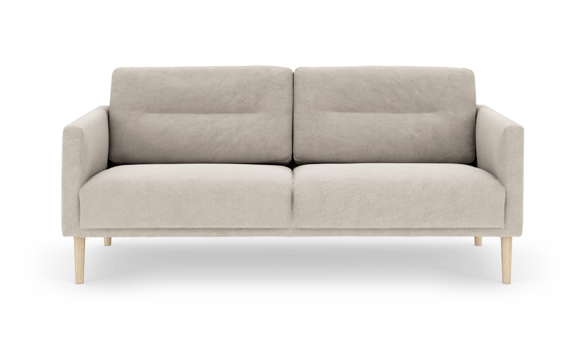 Beige 2-personers sofa i cordfløjl-lignende stof med smalle armlæn og lyse træben, frilagt forfra.