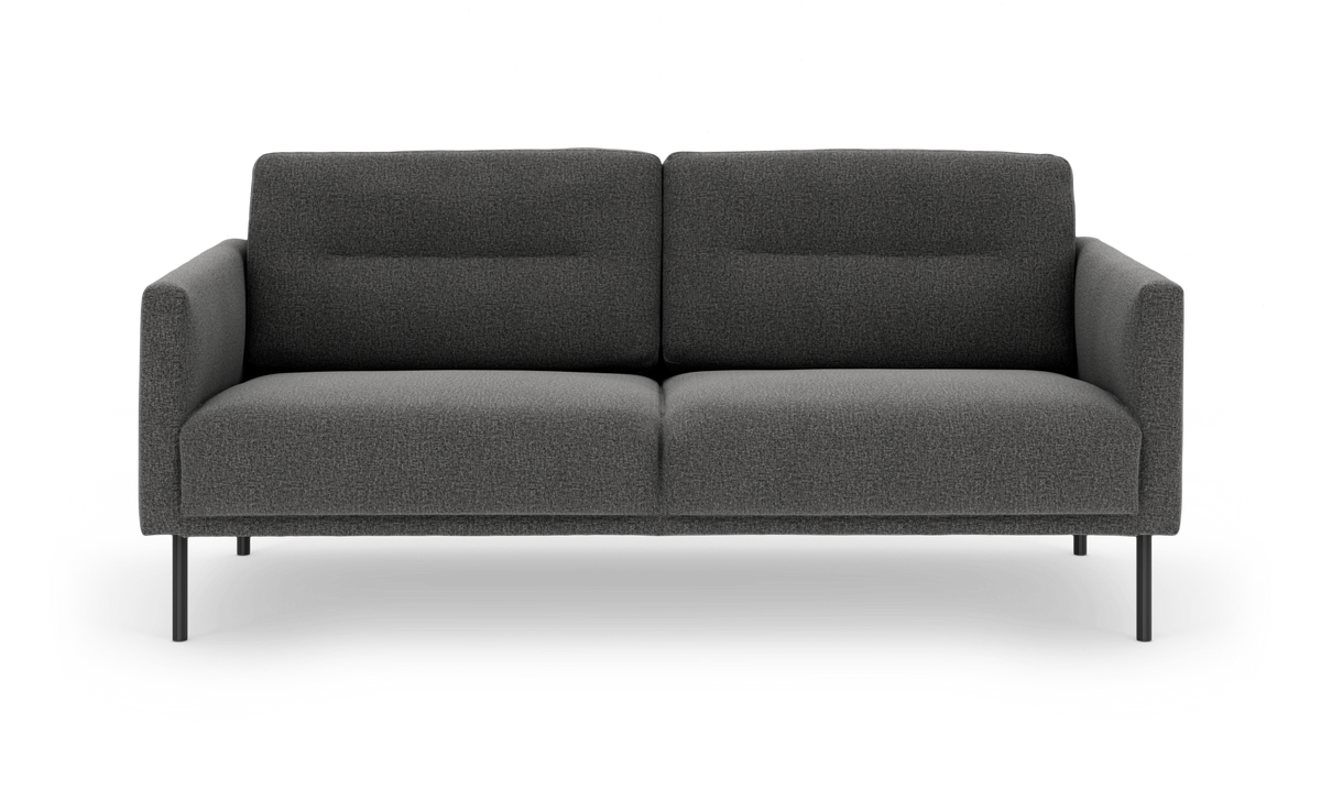 Mørkegrå 2‑personers sofa med rene linjer og slanke sorte ben, frilagt på hvid baggrund.