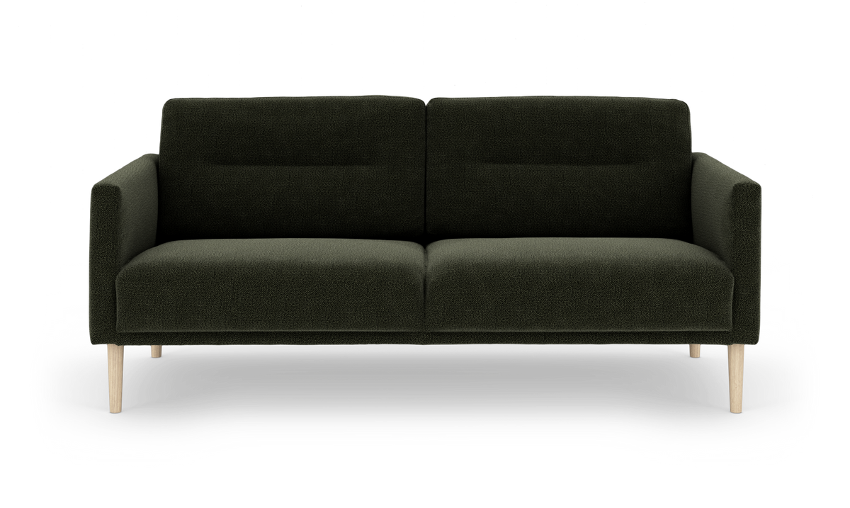 Mørkegrøn 3-personers sofa med lyse træben i frontvisning, frilagt på hvid baggrund.