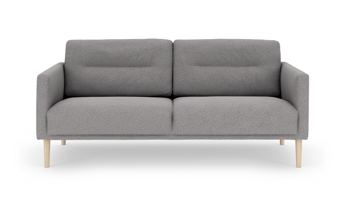 Grå 2-personers sofa i moderne skandinavisk stil med lyse træben, frilagt på hvid baggrund.