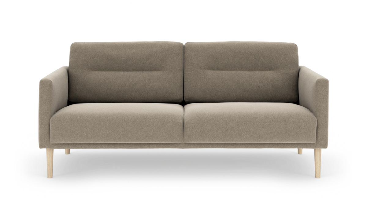 Beige 2-personers sofa med træben, frontvisning.