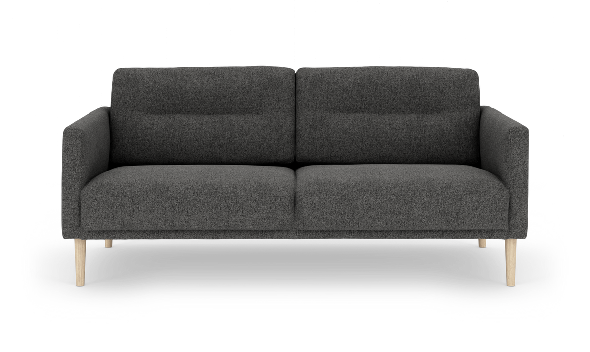 Mørkegrå 2-personers sofa i stof med lyse træben, fotograferet forfra på hvid baggrund.