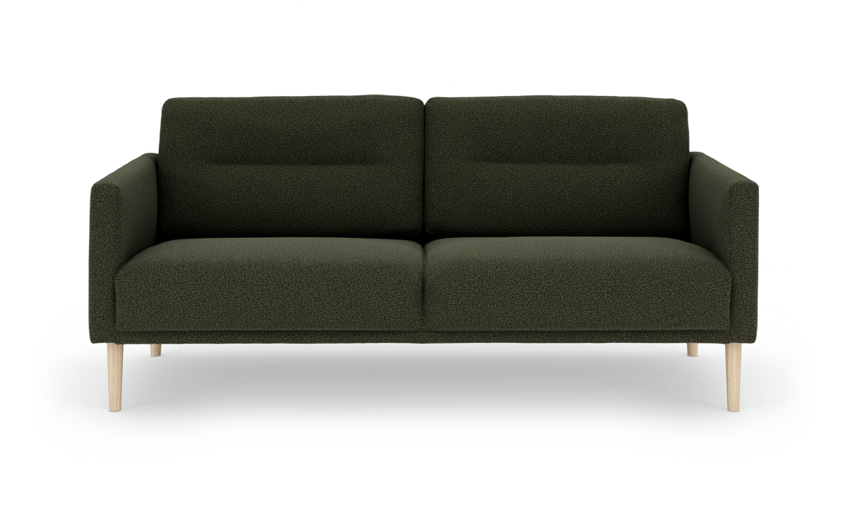 Mørkegrøn 2-personers sofa med lyse træben, frilagt på hvid baggrund.