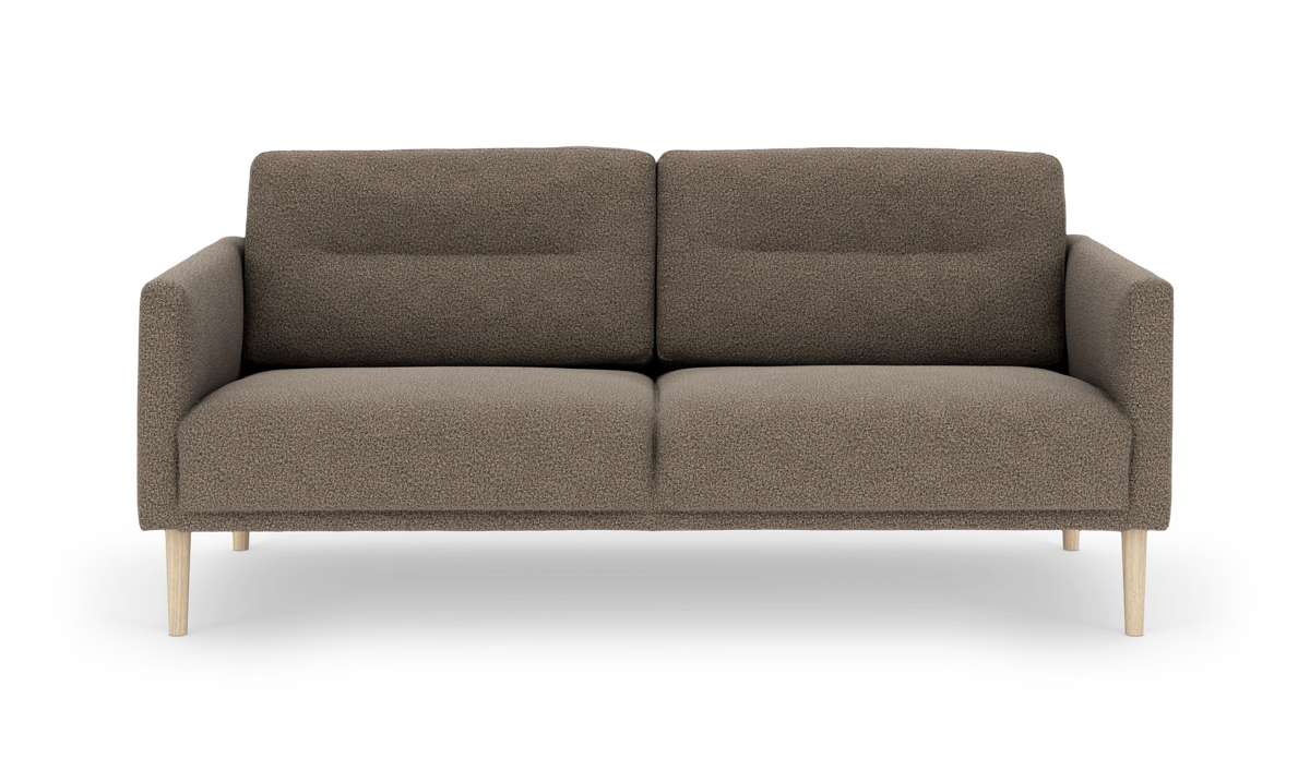 Brun to-personers sofa i boucléstof med lyse træben, frontvisning på hvid studiebaggrund.