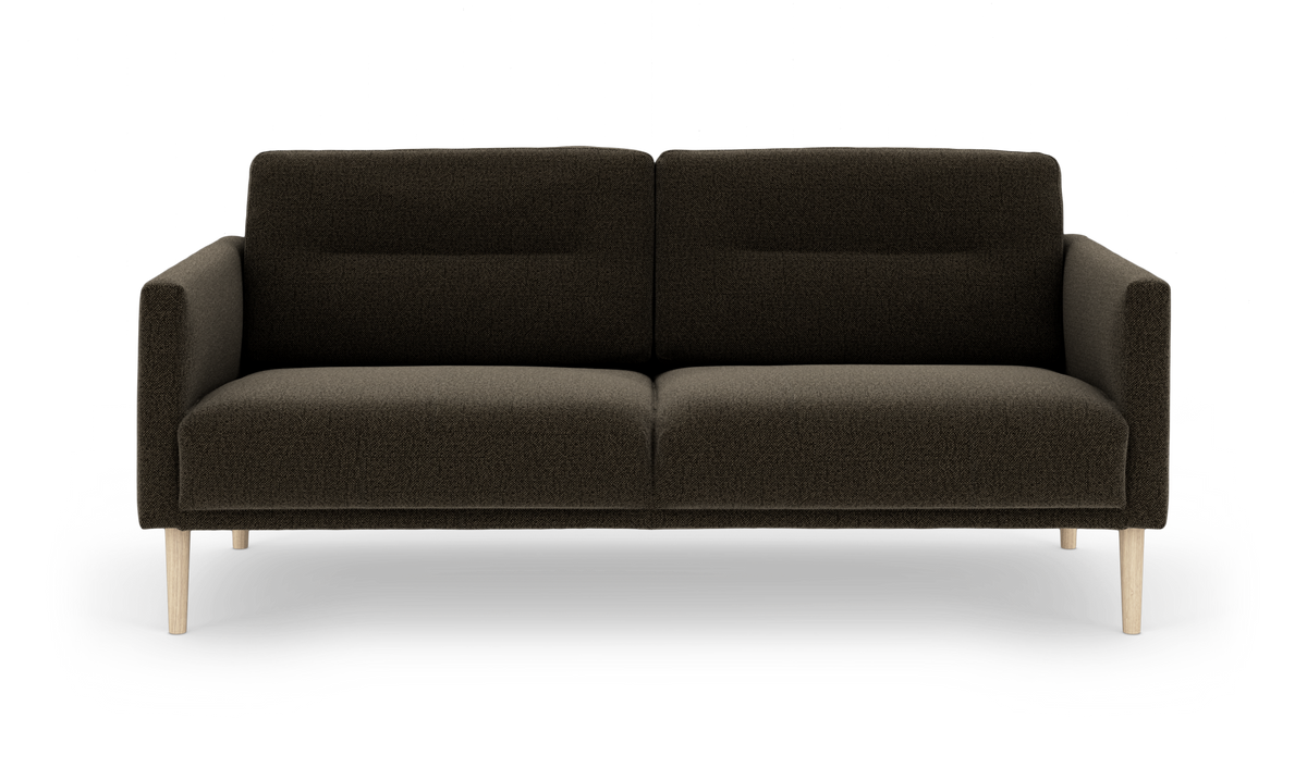 Mørkebrun 3-personers sofa med lyse træben, frontvisning, frilagt på hvid baggrund.