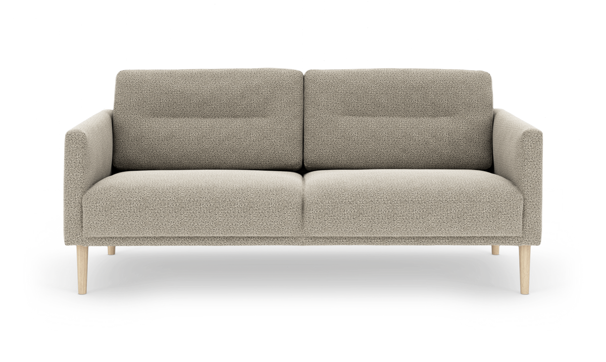Beige 3-personers stofsofa med lyse træben, frontvisning fritlagt på hvid baggrund.