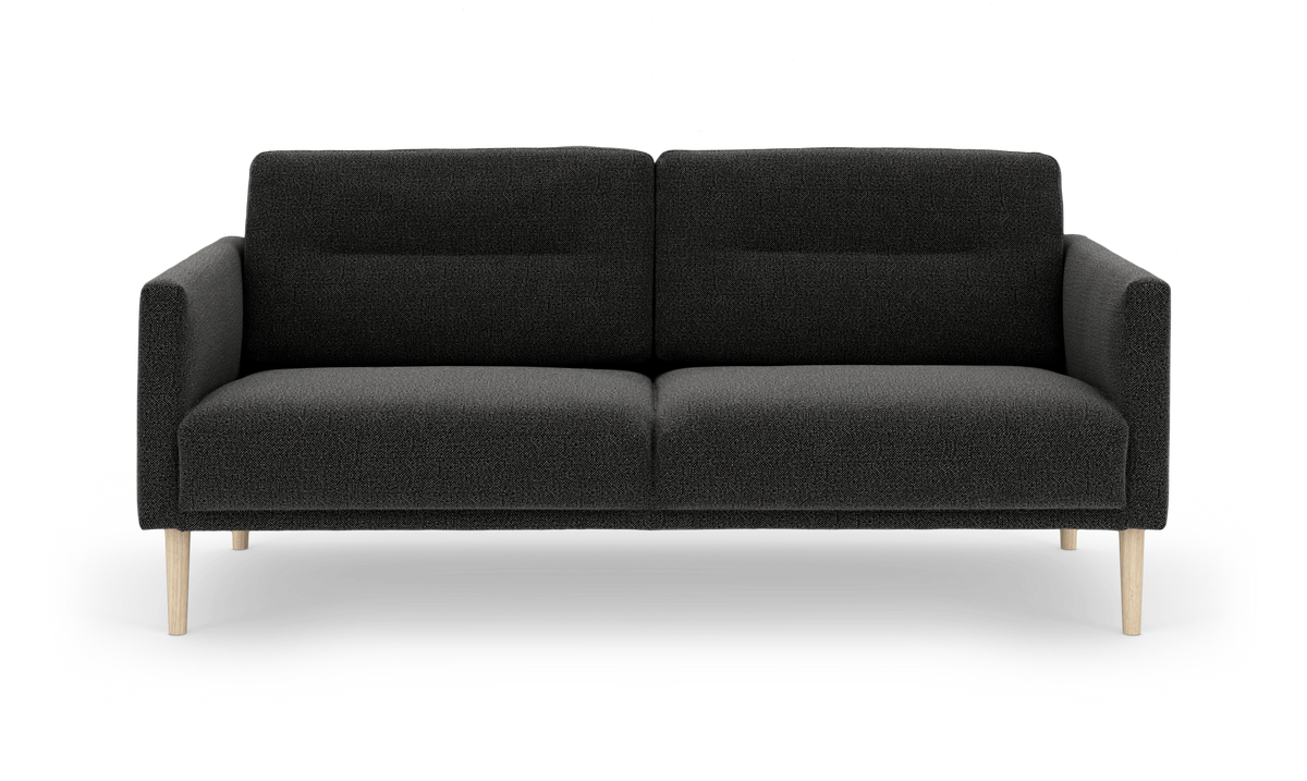 Mørkegrå 3-personers sofa med lyse træben i et moderne, enkelt design, frilagt på hvid baggrund.