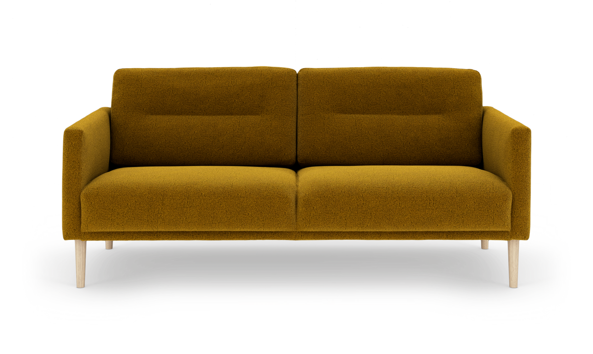 Sofa i sennepsgul tekstil med lyse træben, frontvisning.