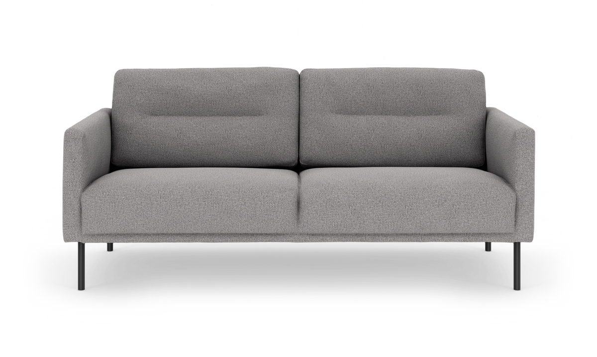 Moderne grå 2-personers stofsofa med slanke sorte metalben, frilagt på hvid baggrund.
