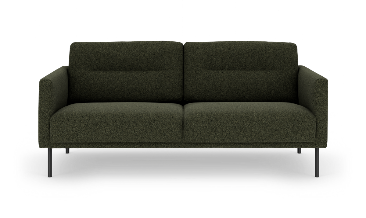 Mørkegrøn 2-personers sofa med slanke sorte metalben i et moderne, enkelt design, fotograferet forfra.