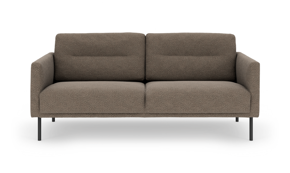Brun 2-personers sofa i boucléstof med slanke sorte metalben, frilagt på hvid baggrund og set forfra.