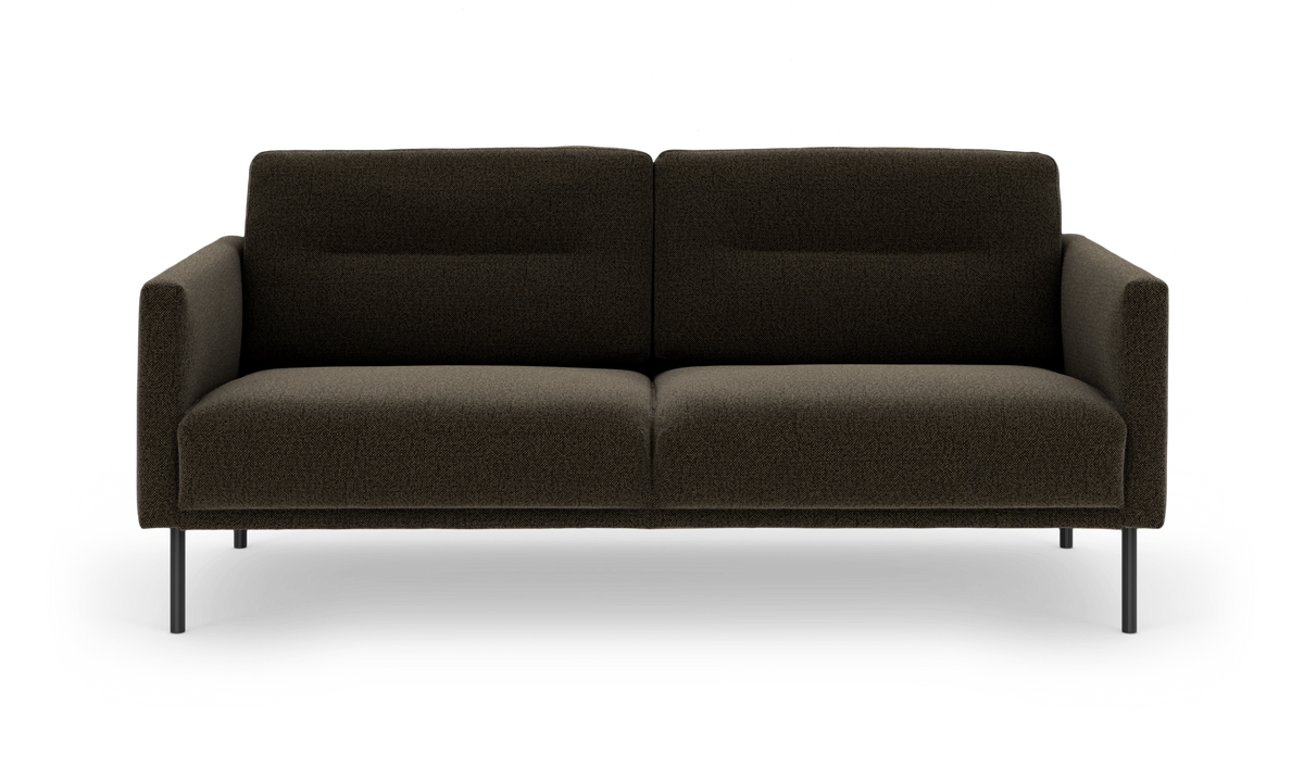 Mørkebrun 2-personers sofa i moderne, minimalistisk design med slanke sorte metalben, frilagt på hvid baggrund.