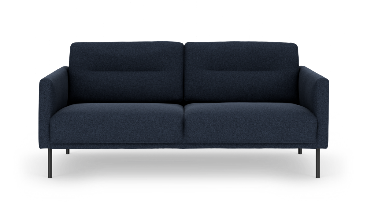Mørkeblå 2-personers sofa med slanke sorte metalben, frontvisning.