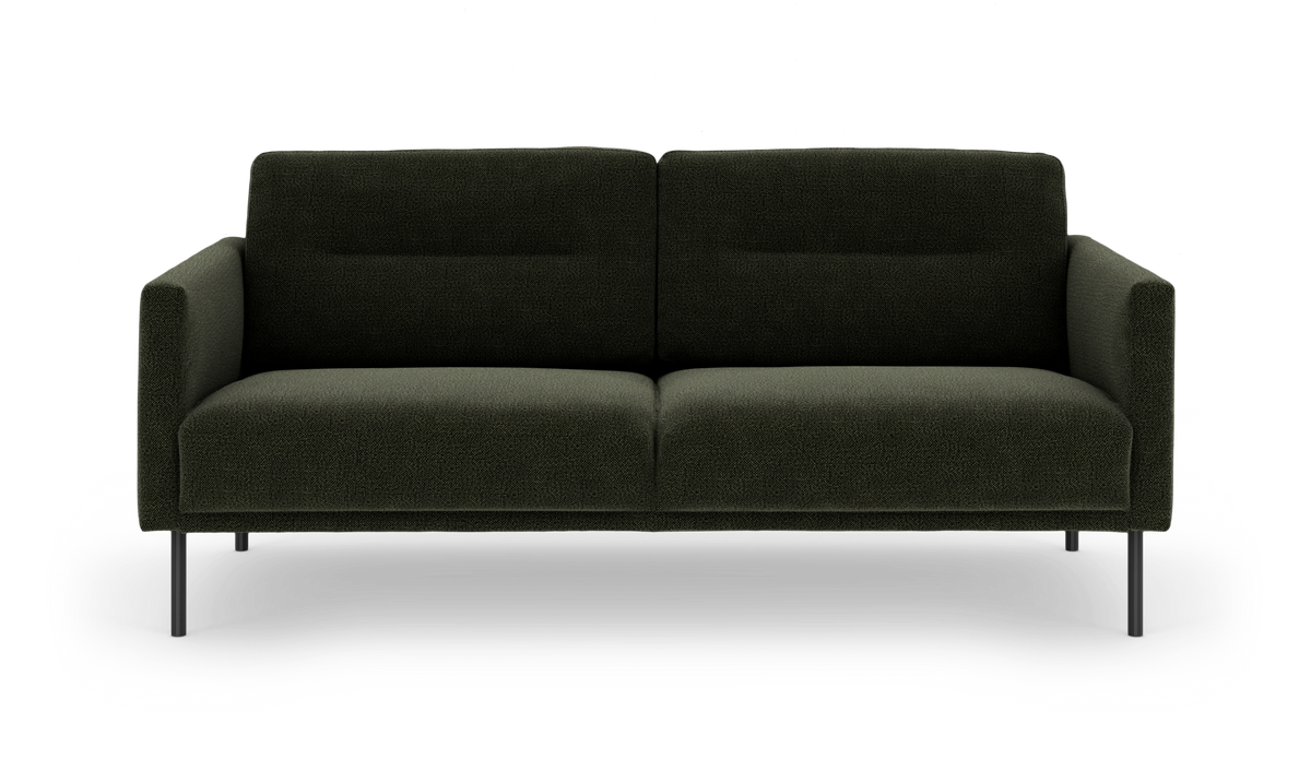 Mørkegrøn moderne 2-personers stofsofa med slanke metalben, frilagt på hvid baggrund.