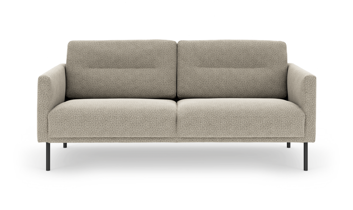 Beige 2-personers sofa i tekstureret stof med slanke sorte metalben, frontvisning på hvid baggrund.