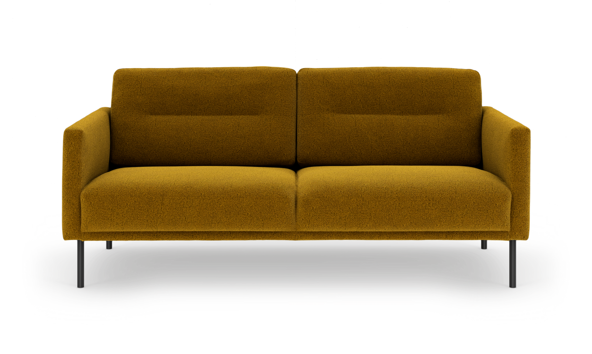 Sofa i sennepsgul stofpolstring med slanke sorte ben, fritlagt produktfoto set forfra.