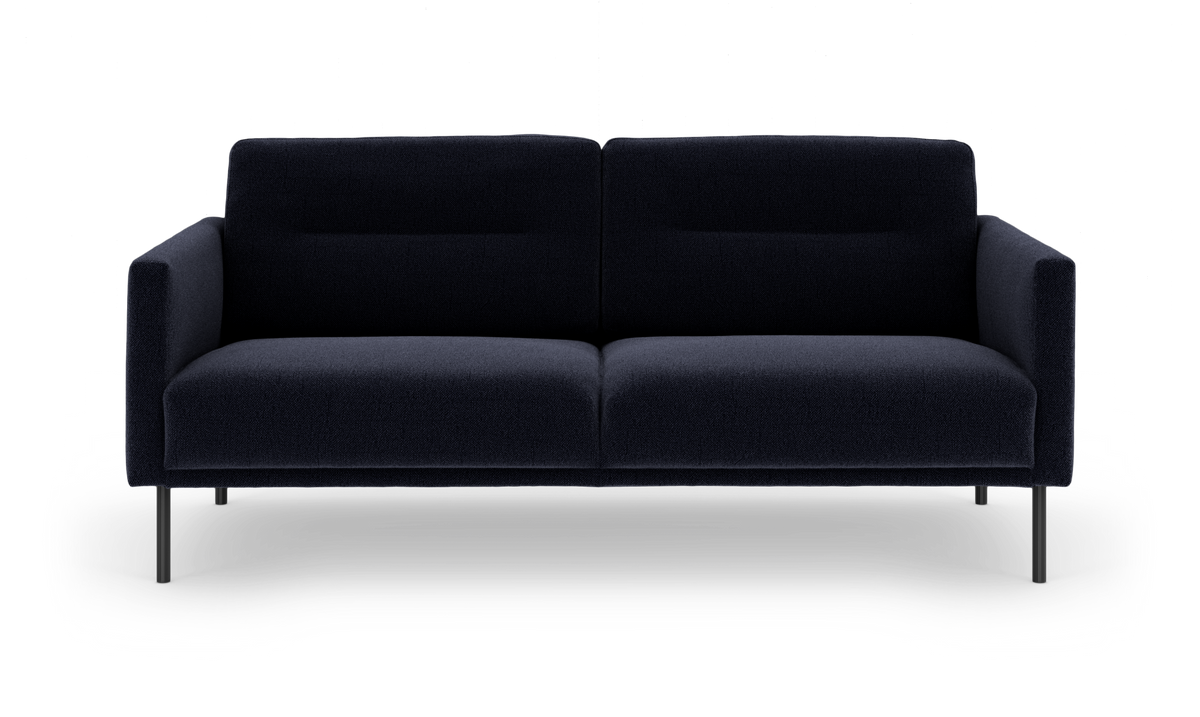 Mørkeblå 2-personers sofa med rene linjer og slanke metalben, frilagt på hvid baggrund.