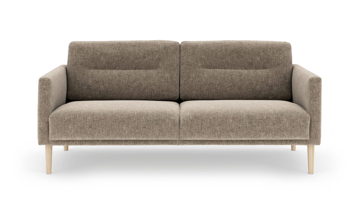 Beige 2-personers stofsofa med lige armlæn og lyse træben, frilagt på hvid baggrund.