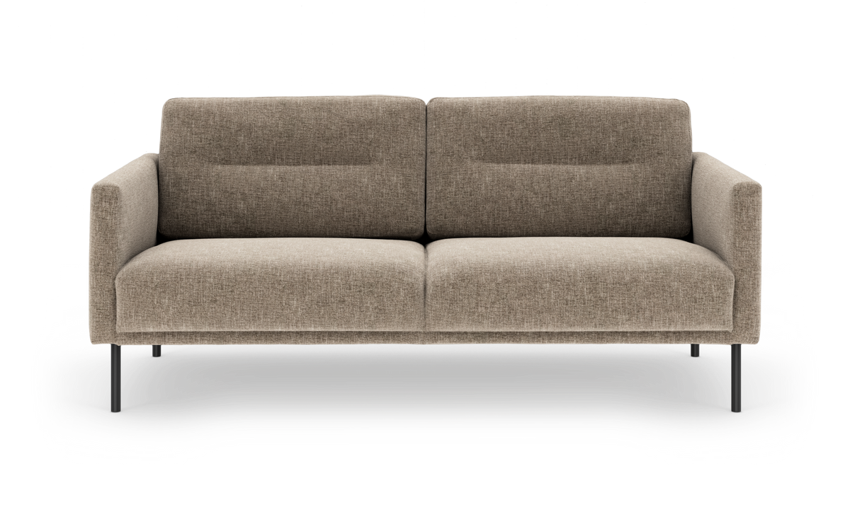 Beige tosædet sofa i stof med sorte ben, frontvisning, fritlagt.