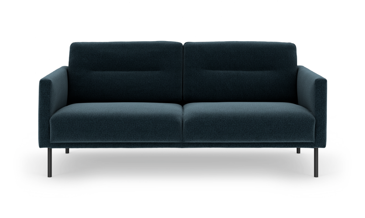Mørkeblå 2-personers sofa med slanke sorte metalben, frontvisning mod frilagt hvid baggrund.