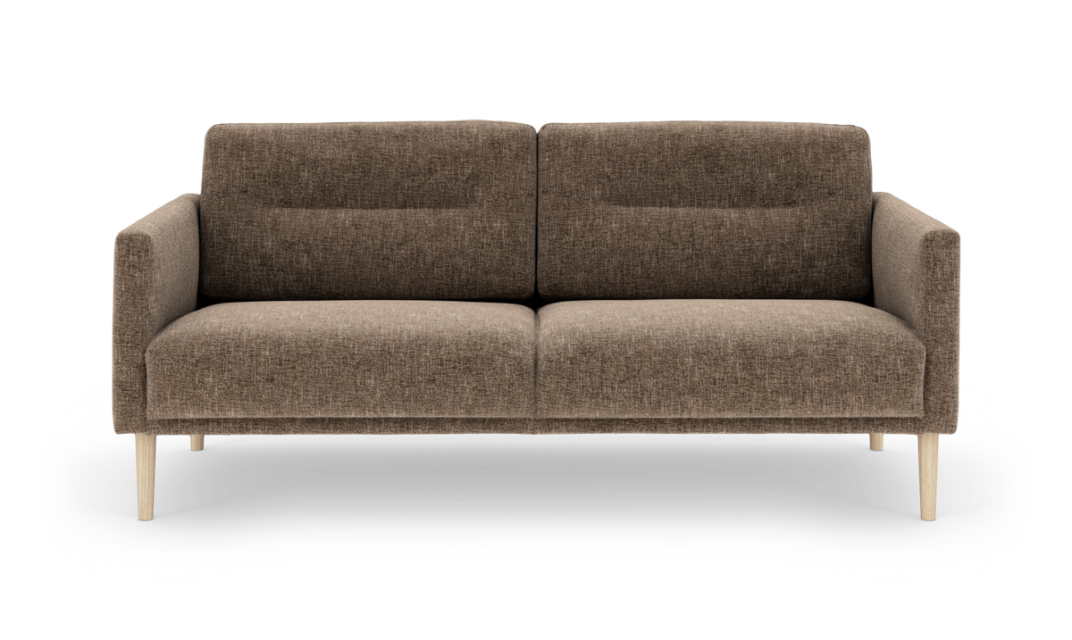 Brun stofsofa med to sæder og lyse træben, frontalt produktfoto på hvid baggrund.