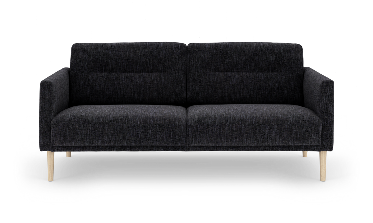 Mørkegrå 3-personers sofa med lyse træben i minimalistisk skandinavisk stil.