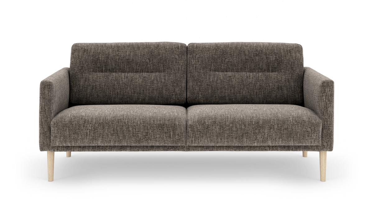 Brungrå 2-personers sofa i tekstil med lyse træben, set forfra.