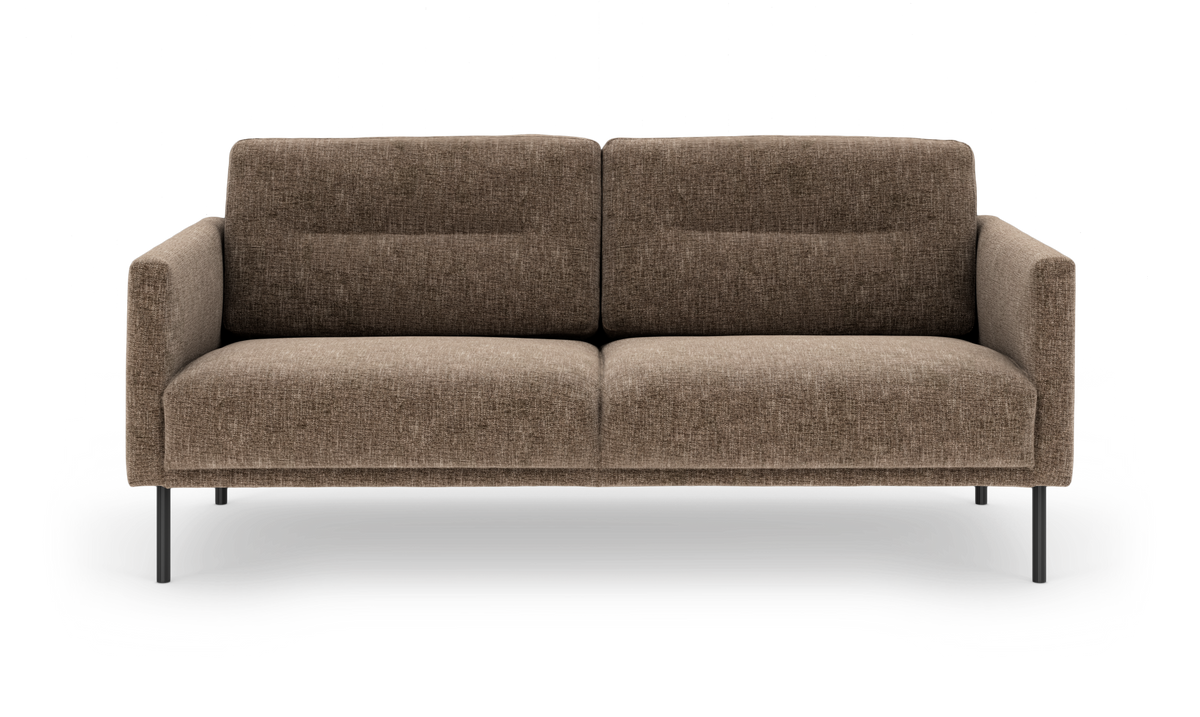 Brun 2-personers sofa i stof med slanke sorte ben, frontvisning.