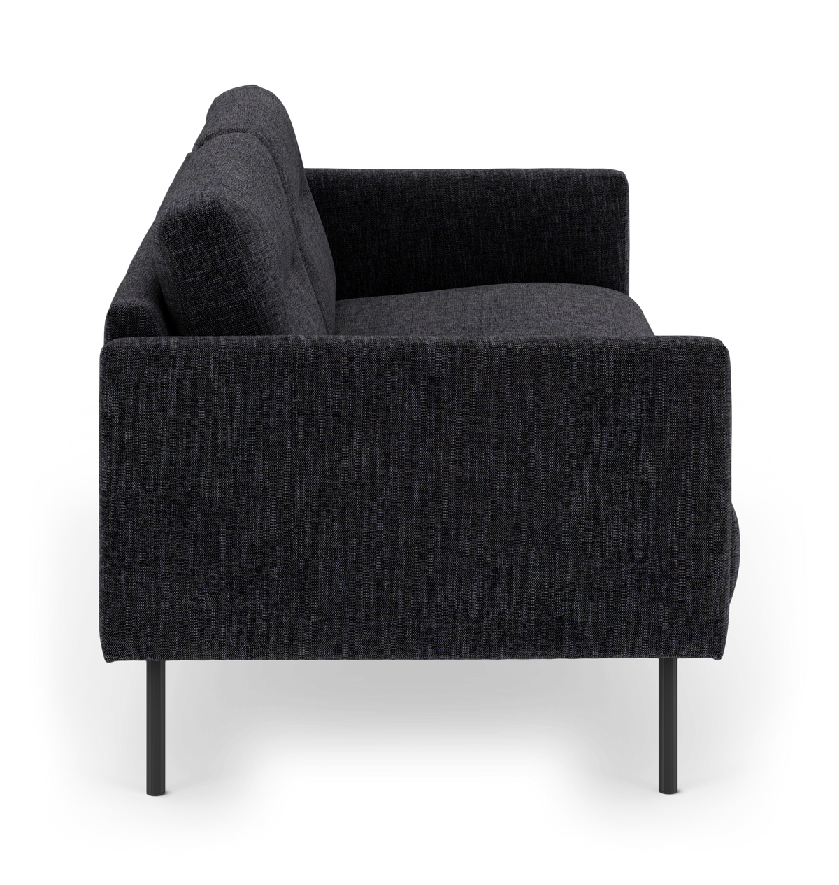Sofa i mørkegråt stof set fra siden med slanke sorte ben på hvid baggrund.