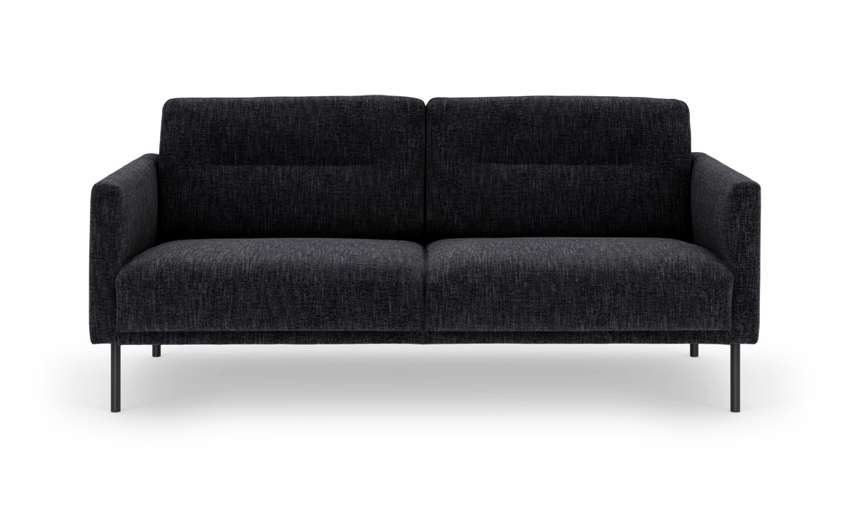 Mørkegrå 3-personers sofa med slanke metalben, frontvisning, fritlagt på hvid baggrund.