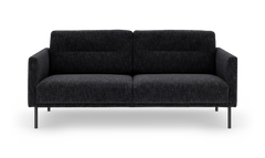 Mørkegrå 3-personers sofa med slanke metalben, frontvisning, fritlagt på hvid baggrund.
