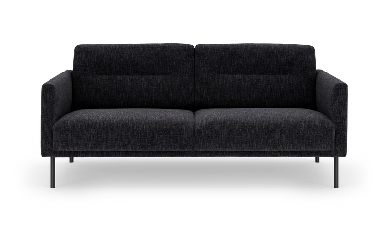 Mørkegrå 3-personers sofa med slanke metalben, frontvisning, fritlagt på hvid baggrund._ps
