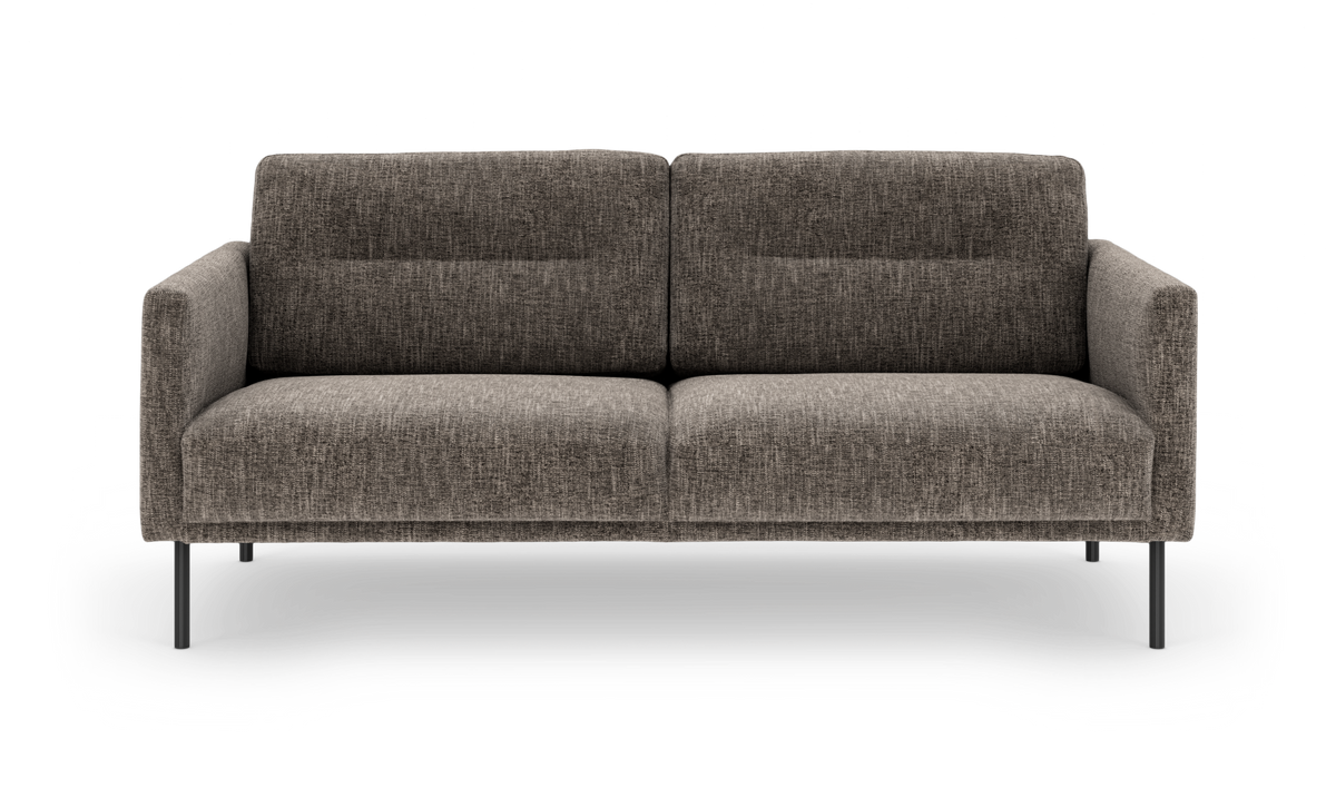 Brungrå 2-personers stofsofa med slanke sorte ben, frilagt frontvisning.