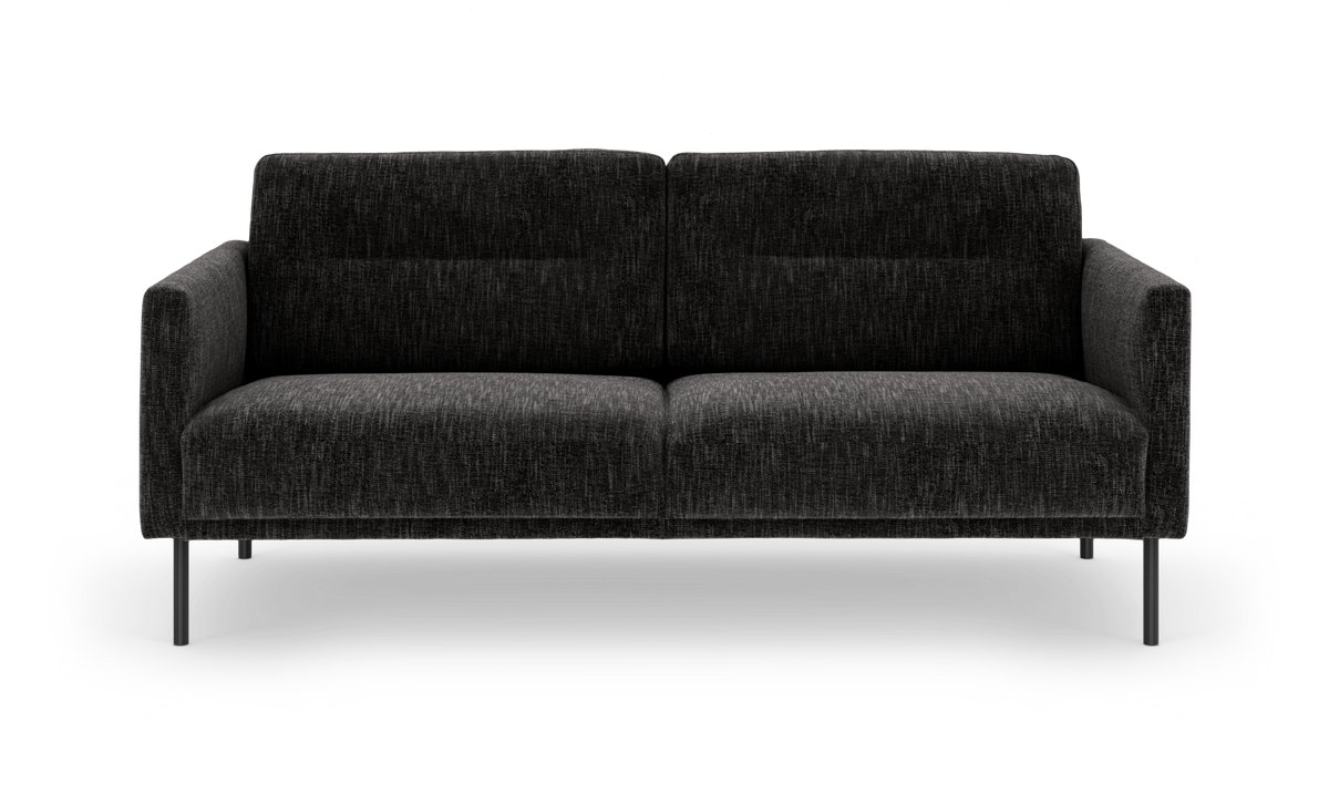 Mørkegrå stofsofa med to ryghynder og slanke sorte metalben, set forfra på hvid baggrund.